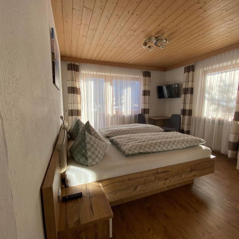 Gästehaus Alpina - Doppelzimmer mit Dusche - 1