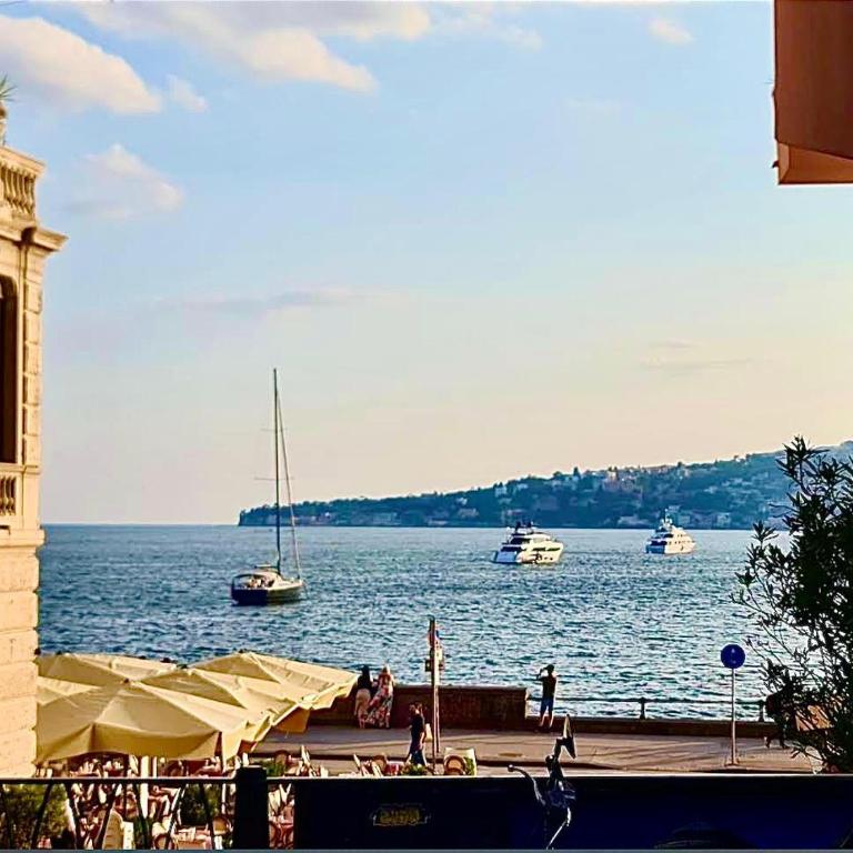 Napoli Storia e Mare - Camera Matrimoniale - 9