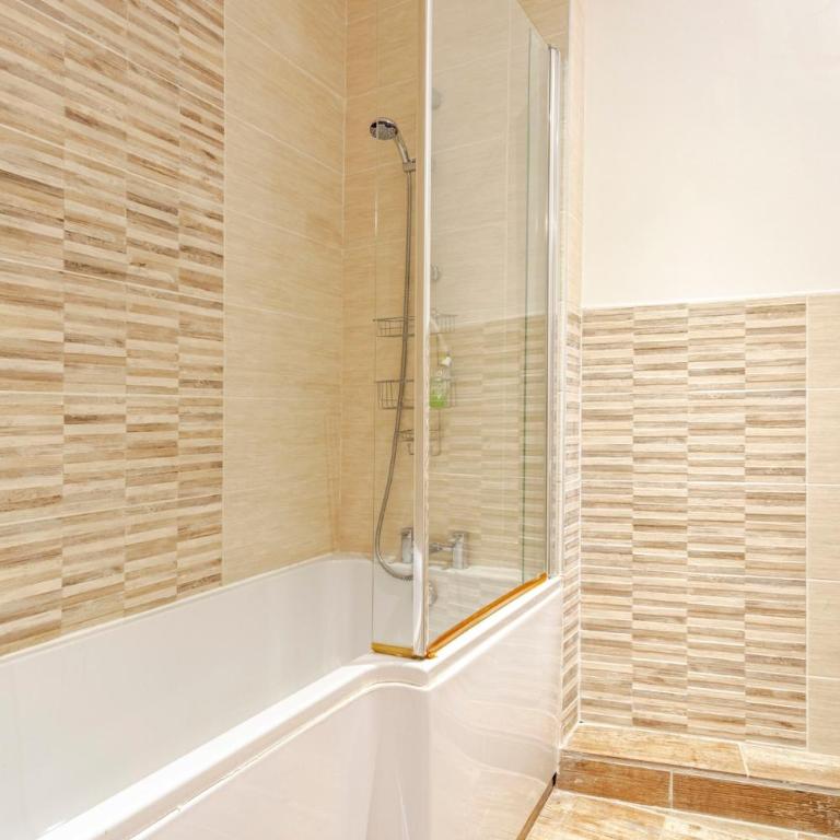 La Vigneronne Marseillan 4ch piscine parking clim - Four-Bedroom Vacation Home - 13