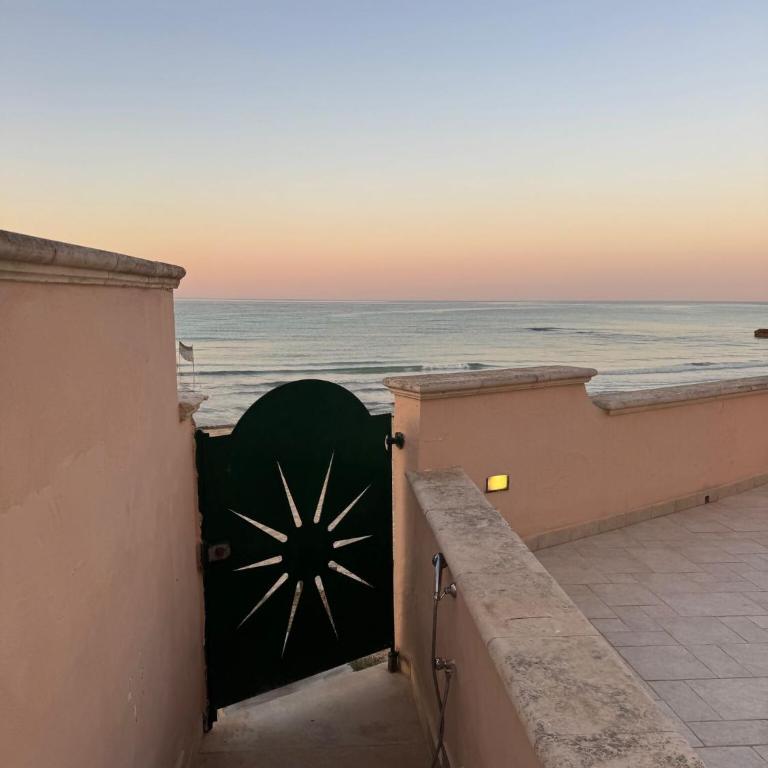 Villa Ciccarese dentro la spiaggia - Villa with Sea View - 4