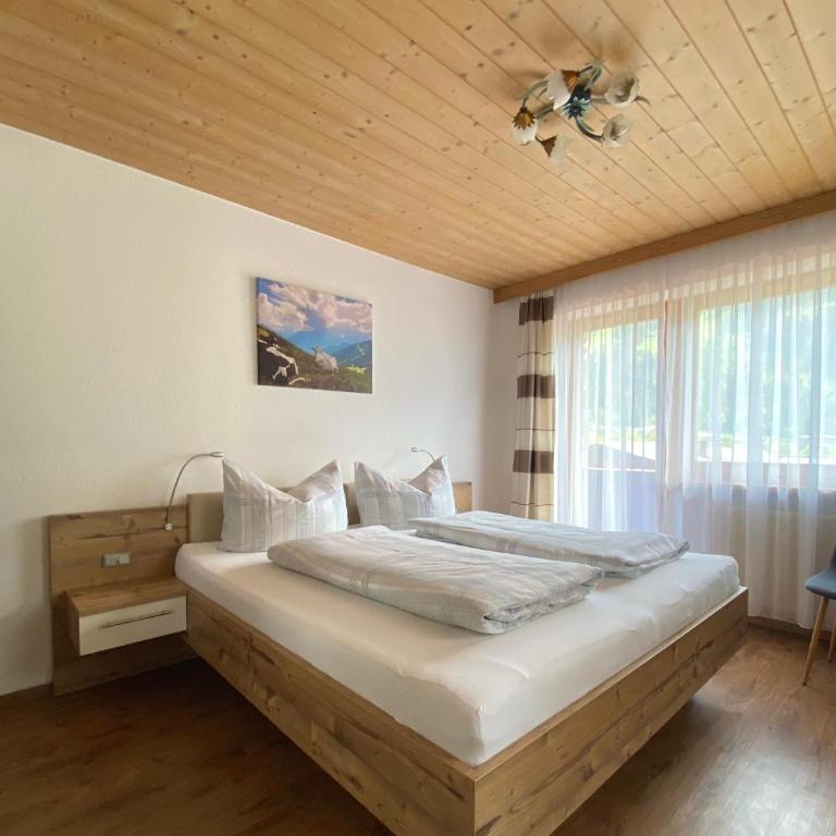 Gästehaus Alpina - Doppelzimmer mit Dusche - 2