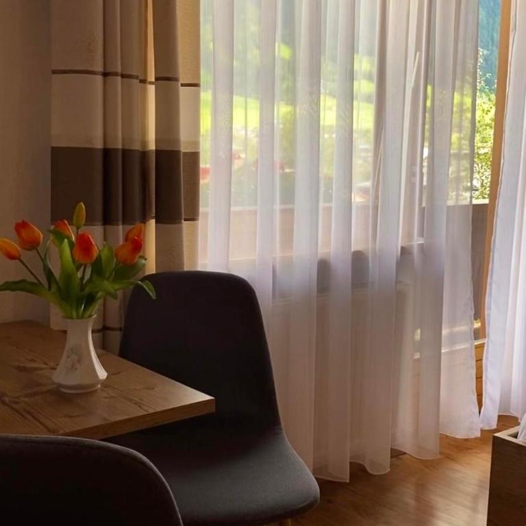 Gästehaus Alpina - Doppelzimmer mit Dusche - 4