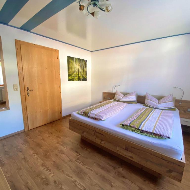Gästehaus Alpina - Doppelzimmer mit Dusche - 1