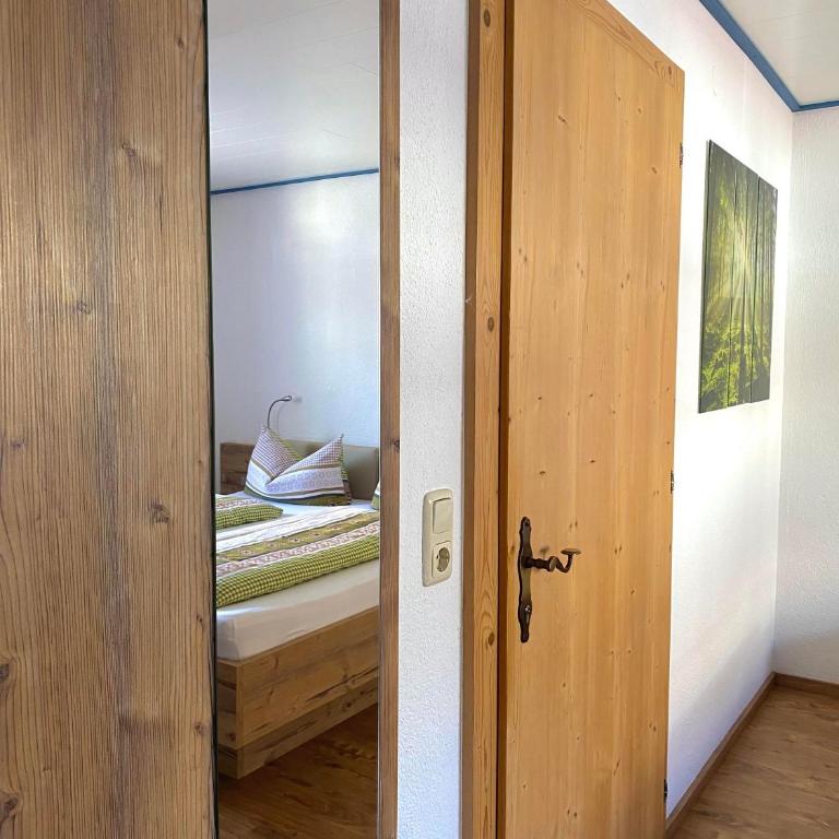Gästehaus Alpina - Doppelzimmer mit Dusche - 2