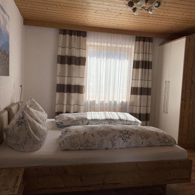 Gästehaus Alpina - Doppelzimmer mit Dusche - 1