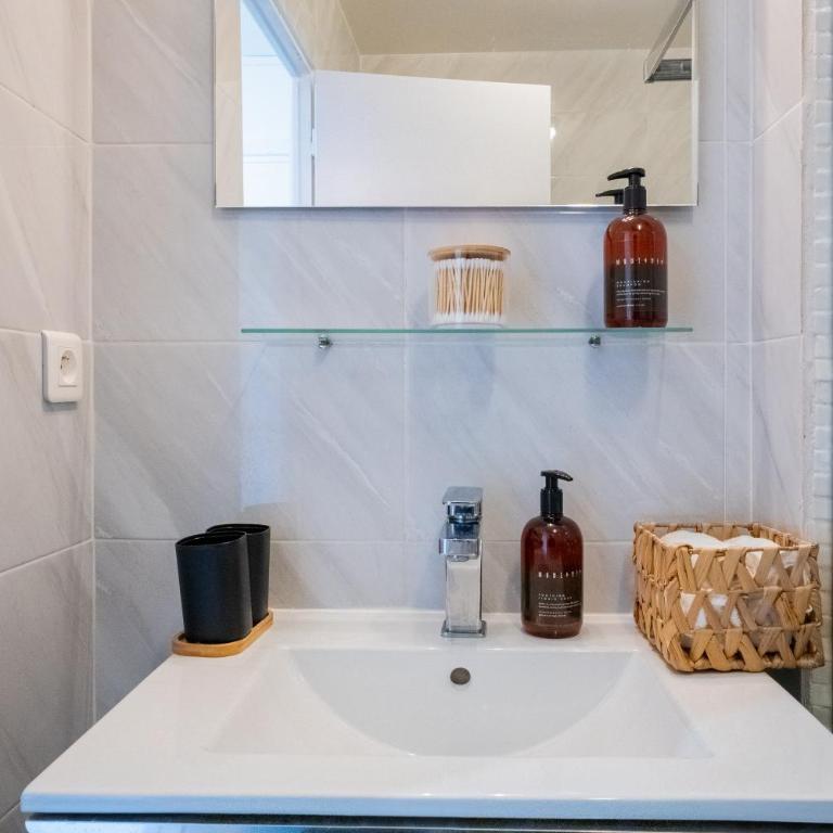 Studio Vue Mer - Terrasse Privée - Piscine - Entre Nice et Cannes - Apartment mit 1 Schlafzimmer - 18
