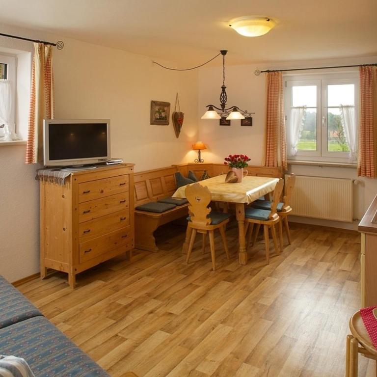 Ferienwohnung Bergblick m zusätzl Doppelzimmer, Hof Alpenseeblick, NesselwangAttleseeAllgäu - Apartment - 2