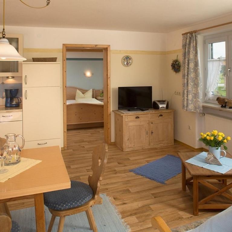 Ferienwohnung Seeblick mit zusätzl Doppelzimmer, Hof Alpenseeblick, NesselwangAttleseeAllgäu - Apartment - 2
