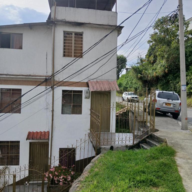 Casa grande de 4 dormitorios a solo 700 metros del centro - Casa con 1 dormitorio - 2
