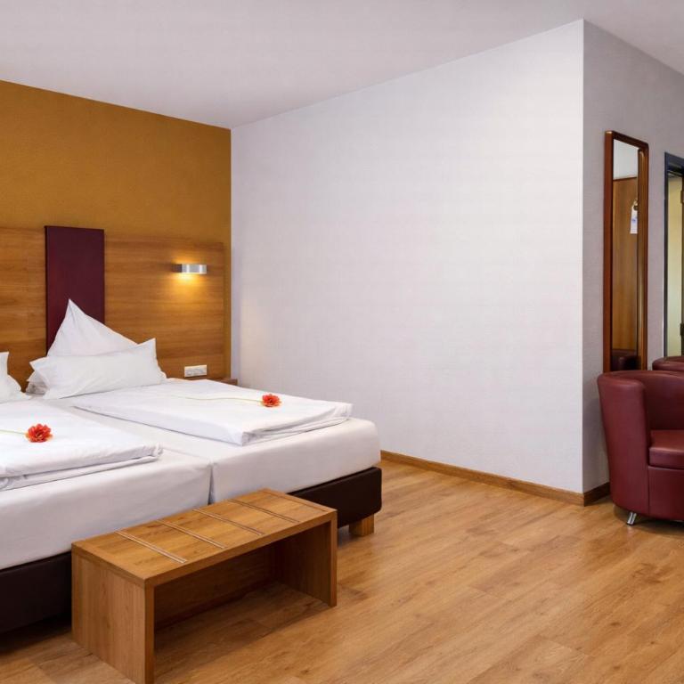 TIPTOP Hotel Burgschmiet Garni - Chambre Triple - 7