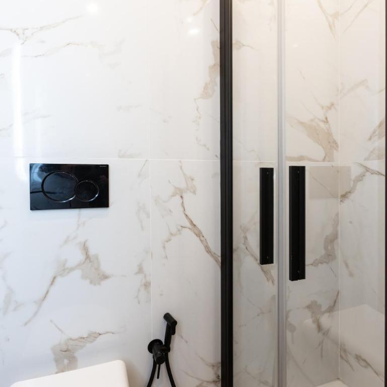 Imperium Aquilae - Luxury guest house, 300mt to Metro, 8 min to Colosseum - Camera Matrimoniale con Bagno Privato - 14