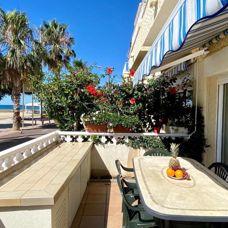 House in front of the beach - Three-Bedroom House - 3