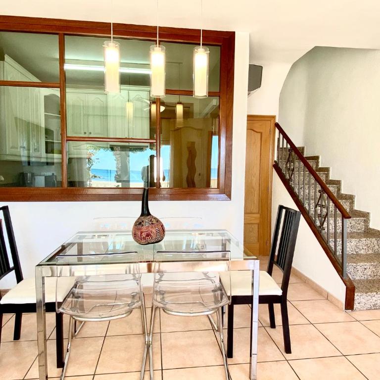 House in front of the beach - Three-Bedroom House - 4