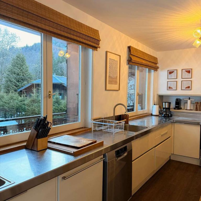 Alpine Chalet with Mountain Views and Hot Tub - Chalet - 51
