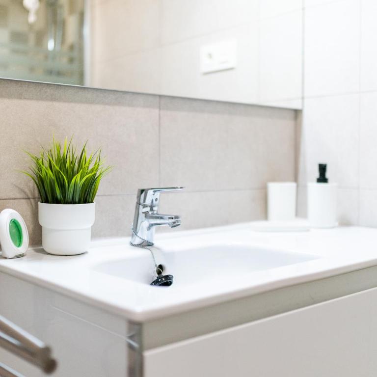 Alojamiento con Encanto en Corazón Granada - Two-Bedroom Apartment - 43