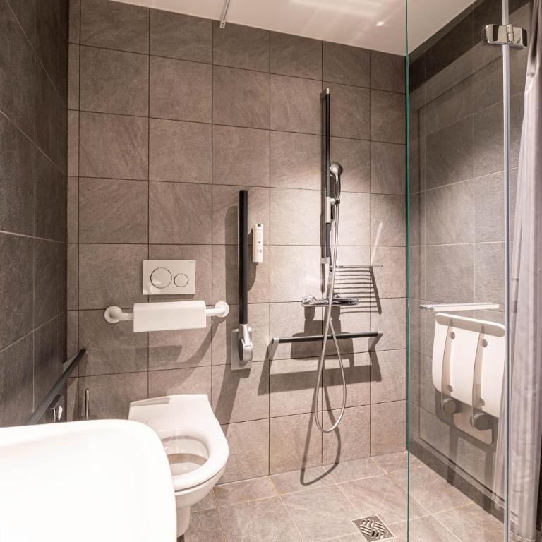 B&B HOTEL Geneva Airport - Chambre Quadruple - Accessible aux Personnes à Mobilité Réduite - 2