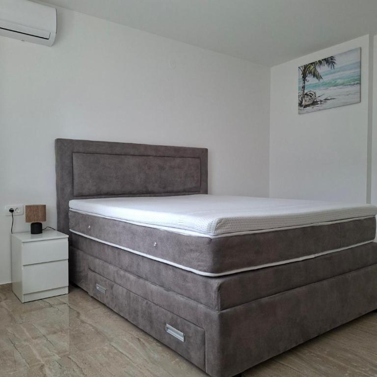 Lana - One-Bedroom Apartment - 14