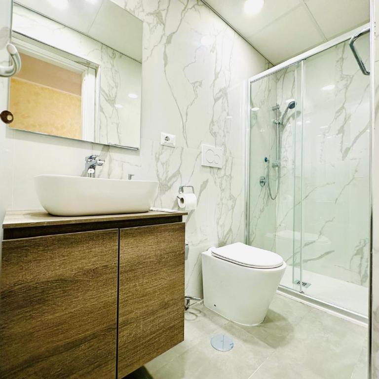 Crown Palace Inn Guest House - Camera Quadrupla con Bagno Privato - 31