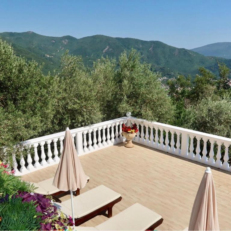 Awesome Home In Herceg Novi With Wifi - Six-Bedroom Holiday Home - 4