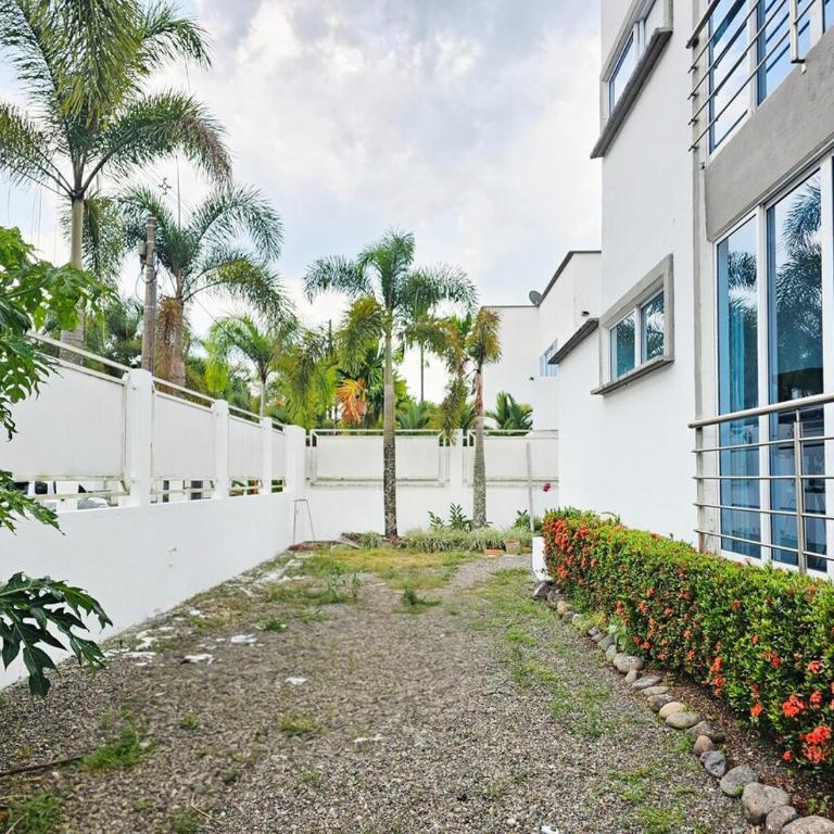 Casa con piscina privada cerca al Aeropuerto - Four-Bedroom House - 3