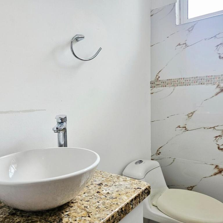 Casa con piscina privada cerca al Aeropuerto - Four-Bedroom House - 6