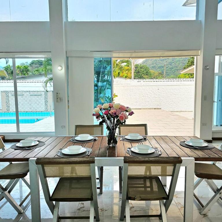 Casa con piscina privada cerca al Aeropuerto - Four-Bedroom House - 7
