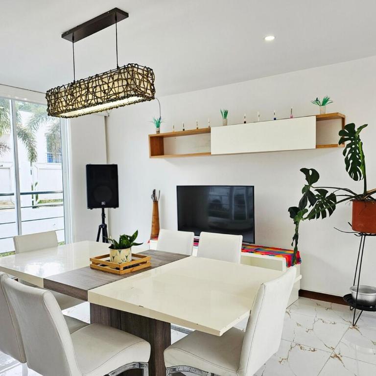 Casa con piscina privada cerca al Aeropuerto - Four-Bedroom House - 8