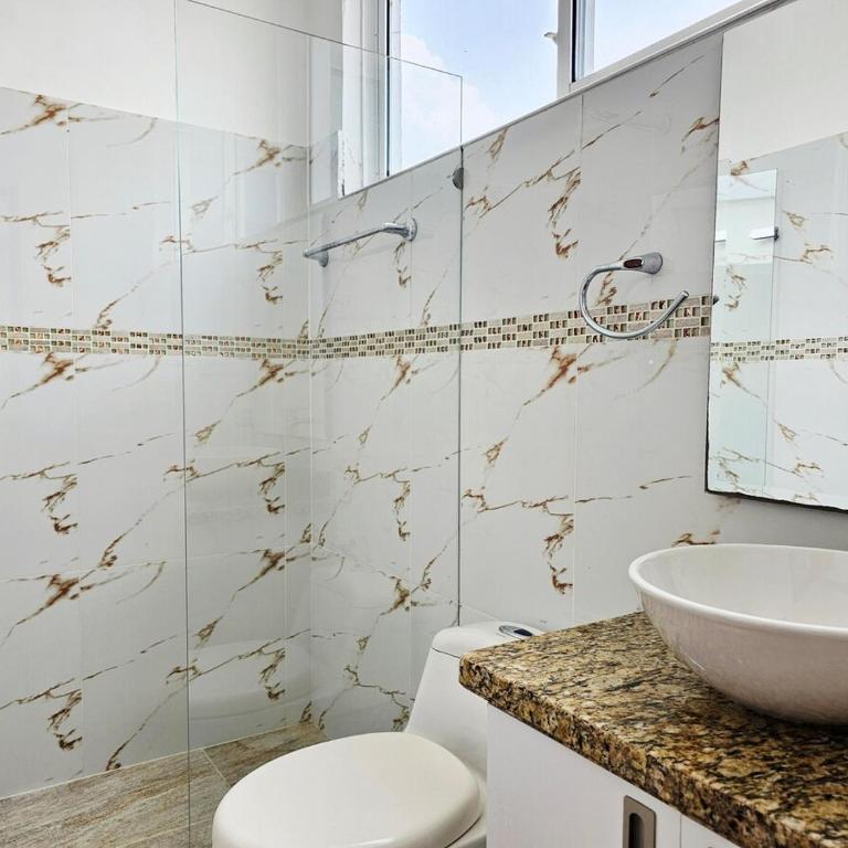 Casa con piscina privada cerca al Aeropuerto - Four-Bedroom House - 10
