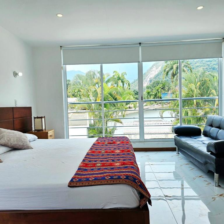Casa con piscina privada cerca al Aeropuerto - Four-Bedroom House - 11
