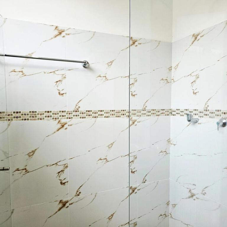 Casa con piscina privada cerca al Aeropuerto - Four-Bedroom House - 13