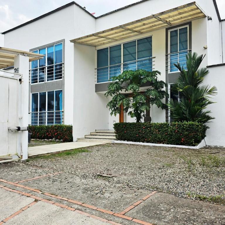 Casa con piscina privada cerca al Aeropuerto - Four-Bedroom House - 16