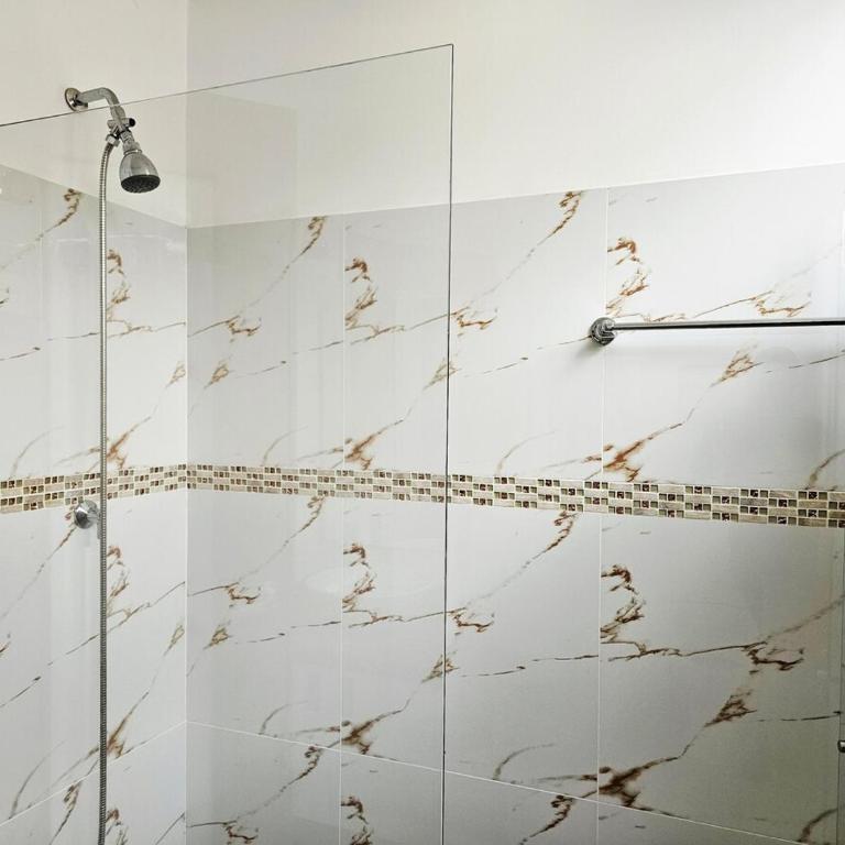Casa con piscina privada cerca al Aeropuerto - Four-Bedroom House - 23