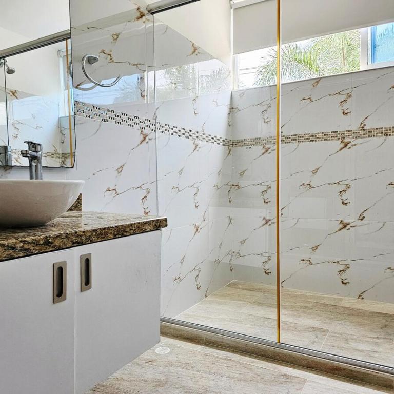 Casa con piscina privada cerca al Aeropuerto - Four-Bedroom House - 26