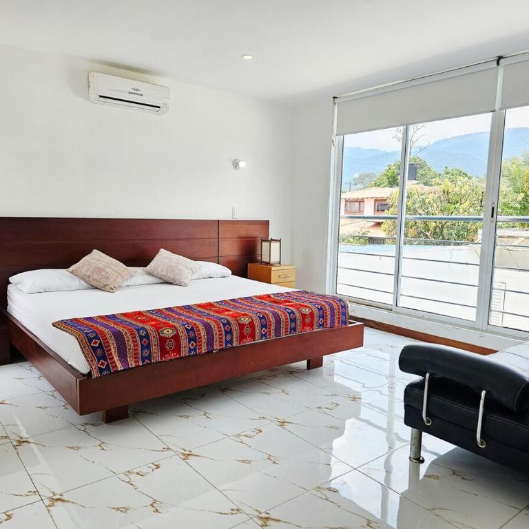 Casa con piscina privada cerca al Aeropuerto - Four-Bedroom House - 31