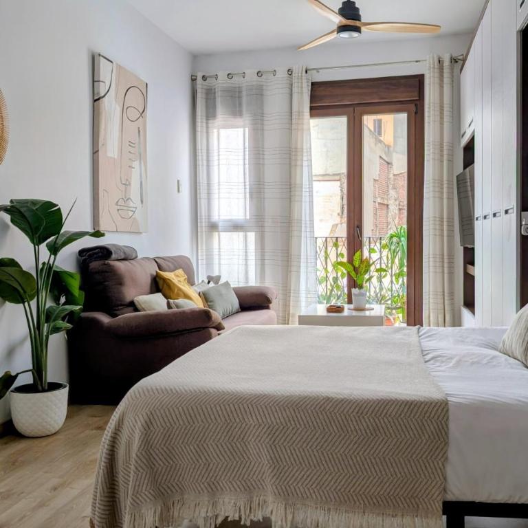 Chic Studio with Castle View Balcony and A/C - Deluxe Studio - 19