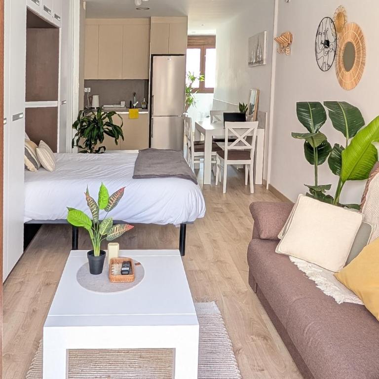 Chic Studio with Castle View Balcony and A/C - Deluxe Studio - 18
