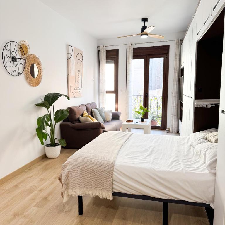 Chic Studio with Castle View Balcony and A/C - Deluxe Studio - 2