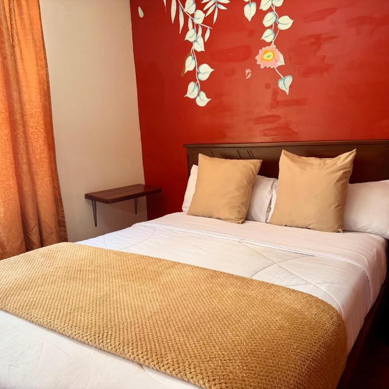 Hostal Green Garden en el centro de Baños de Agua Santa - Double Room with Private Bathroom - 1