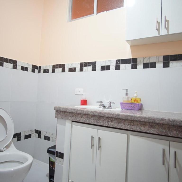 Your Home in Riobamba 3 Bedrooms Bathtub Parking Total Comfort - Three-Bedroom Apartment - 7