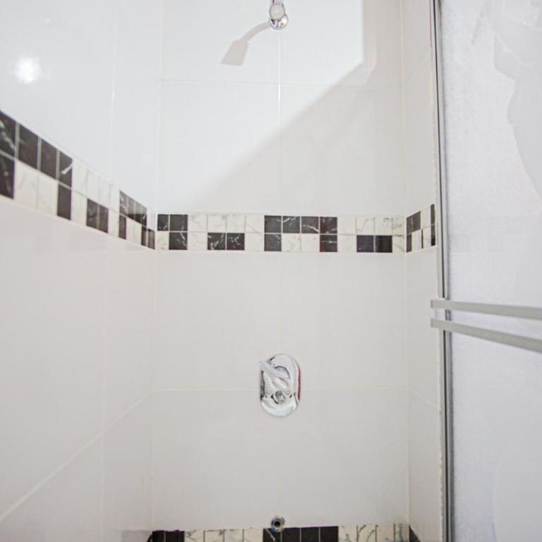Your Home in Riobamba 3 Bedrooms Bathtub Parking Total Comfort - Three-Bedroom Apartment - 10