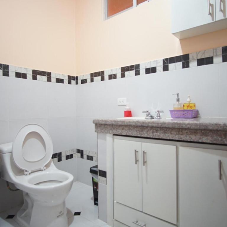 Your Home in Riobamba 3 Bedrooms Bathtub Parking Total Comfort - Three-Bedroom Apartment - 17