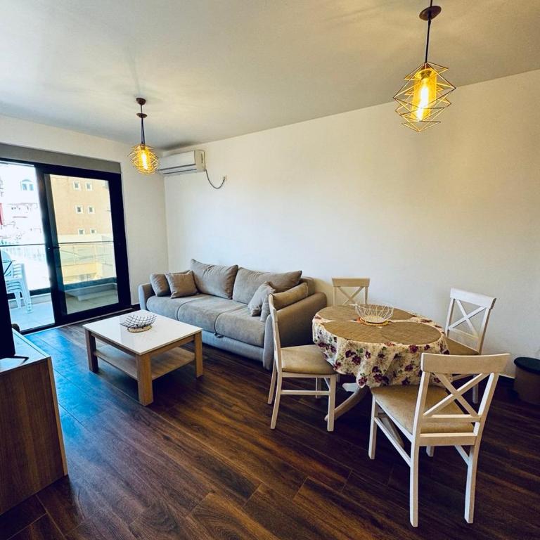 K-Club Apartments - One-Bedroom Apartment with Balcony and Mountain View - 3