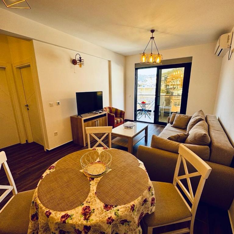 K-Club Apartments - One-Bedroom Apartment with Balcony and Mountain View - 2