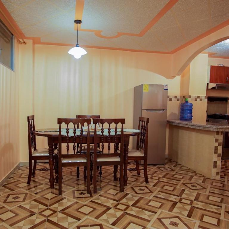 Your Home in Riobamba 3 Bedrooms Bathtub Parking Total Comfort - Three-Bedroom Apartment - 3
