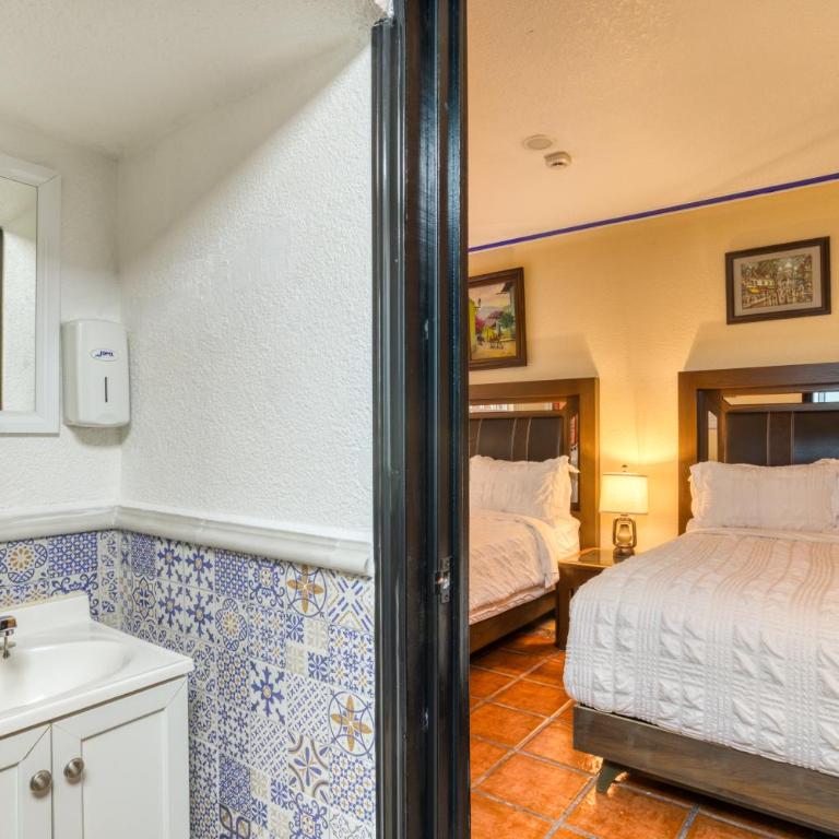 Casa Blue - Double Room with Private Bathroom - 5