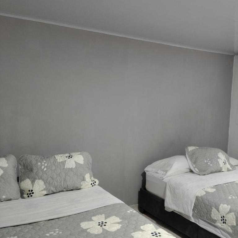 Shalom Home90 - Habitación Doble con baño privado - 1 o 2 camas - 6