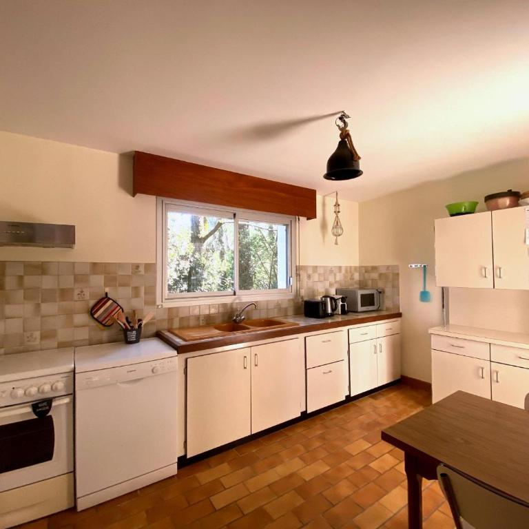 Villa avec jardin boisé, proche plage et commerces, La Tranche-sur-Mer - FR-1-22-307 - Maison de Vacances (6 Adultes) - 4