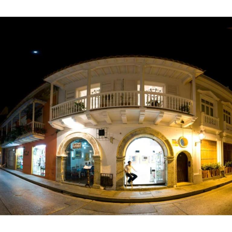Luxury Large Apartment With Colonial Balcony - Apartment - 1