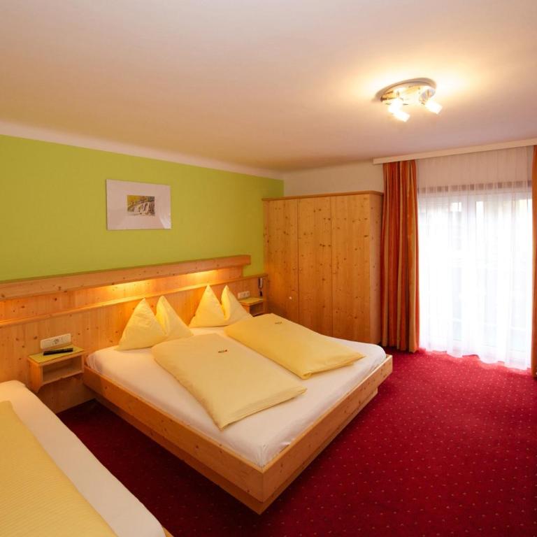 Pension Alpenrose - Dreibettzimmer mit Dusche, WC und Balkon - 1