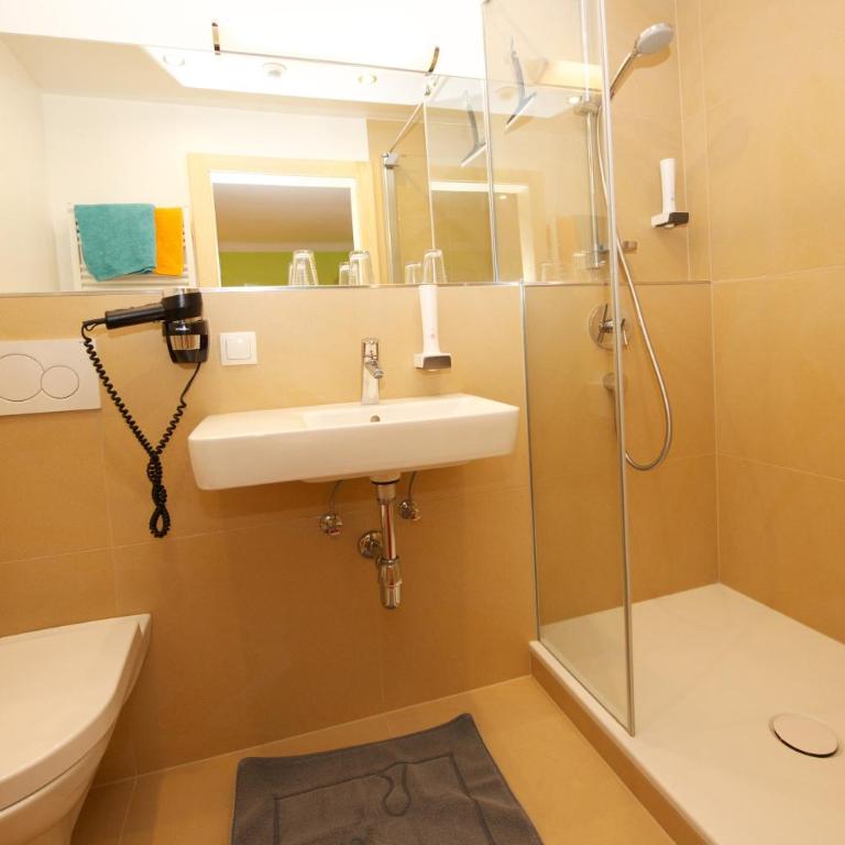 Pension Alpenrose - Dreibettzimmer mit Dusche, WC und Balkon - 3